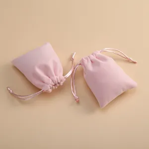 Detail mit rosa Samttextur und Kordelzug für einen kleinen Schmuckaufbewahrungsbeutel