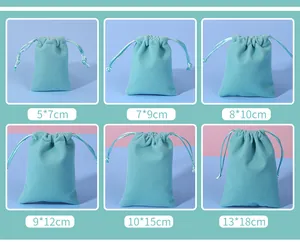 Sélection de sacs en velours bleu menthe de différentes tailles pour emballer des bijoux.