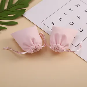 Nahaufnahme von zwei weichen rosa Plüschbeuteln mit sicherem Kordelzug-Design