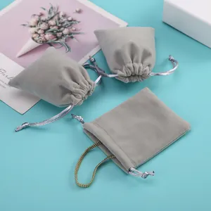 Pochettes en velours gris avec cordon de serrage pour le rangement de bijoux fins