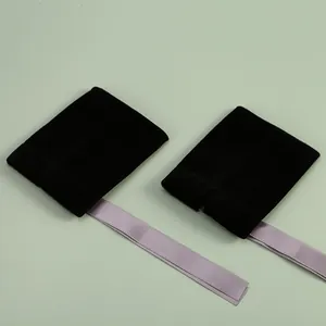 Vue détaillée de pochettes à bijoux en velours noir avec d'élégants rubans violets