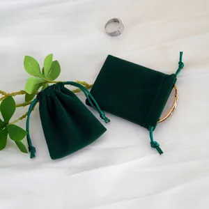 Detalle de bolsas de terciopelo verde oscuro de alta calidad con cordón para joyas