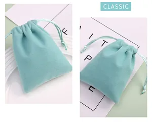Gros plan détaillé montrant la texture douce d'une pochette à bijoux en velours turquoise