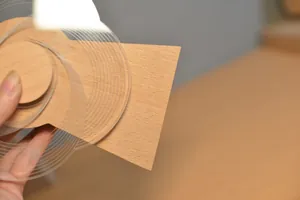 Vista detallada de la base de madera y anillos acrílicos para caja de música DIY.