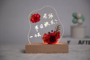 Vue détaillée d'une veilleuse en acrylique DIY avec fleurs éternelles et socle en bois