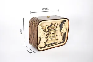 Detailansicht eines wiederaufladbaren Holz-Nachtlichts mit Maßen 125mm x 95mm x 50mm