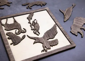 Vue détaillée de puzzles en bois découpés au laser avec un grain de bois naturel