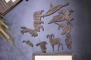Vue détaillée de pièces de puzzle en bois en forme d'animaux au grain naturel.
