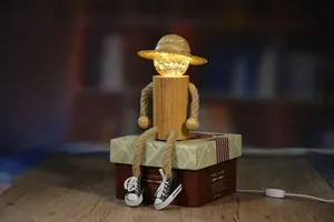 Luce notturna a forma di spaventapasseri in legno con cappello di paglia e LED caldo