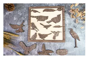 Vue détaillée de pièces de puzzle en bois en forme d'oiseau sur fond de pierre