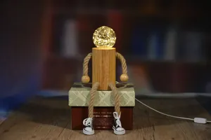 Vista dettagliata della lampada robot in legno con lampadina a LED e arti in corda