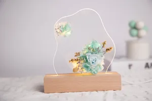 Vue détaillée des fleurs bleues stabilisées dans une veilleuse en acrylique.