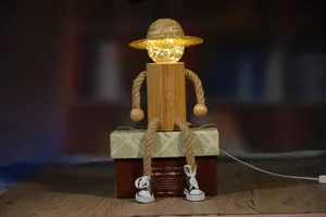Dettaglio della lampada da notte creativa in legno spaventapasseri con LED caldo