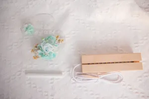 Vue détaillée du kit veilleuse acrylique DIY avec fleurs éternelles et socle en bois
