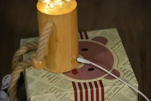 Primo piano della porta di ricarica USB sulla base della lampada da tavolo in legno