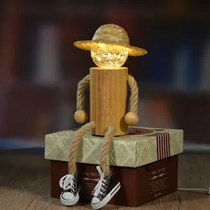 Vista ravvicinata di una luce notturna LED creativa in legno a forma di spaventapasseri