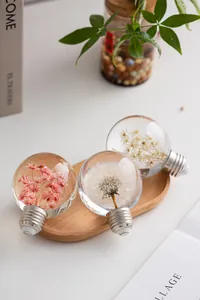Vue détaillée d'ornements en boule de cristal de pissenlit et fleurs en forme d'ampoule