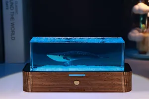 Primo piano di una creativa luce notturna in resina balena blu su elegante base in legno.