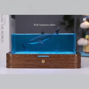 Luce notturna creativa in resina con squalo e base in legno per arredamento oceano