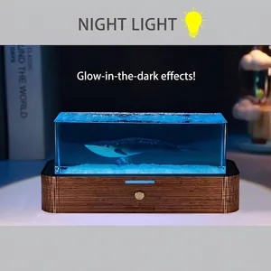 Luce notturna creativa in resina a balena con base in legno per decorazioni accoglienti