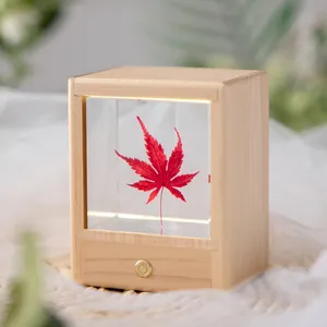 Handgemaakt houten nachtlampje met een levendige rode esdoornblad decoratie