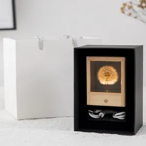Sfeervolle paardenbloem nachtlamp ornament binnenin een luxe zwarte geschenkdoos