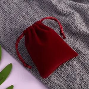 Hochwertige Nahaufnahme eines roten Samtbeutels mit Kordelzug für edlen Schmuck