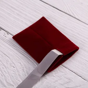Λεπτομερής λήψη βελούδινης θήκης κοσμημάτων σε μπορντό χρώμα με γκρι μεταξωτή κορδέλα