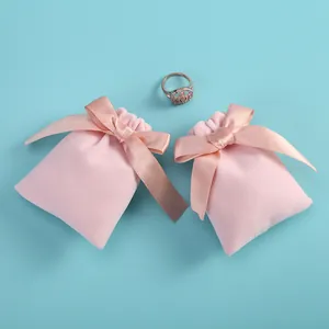 Détails des pochettes en velours rose avec rubans en satin pour cadeaux de bijoux