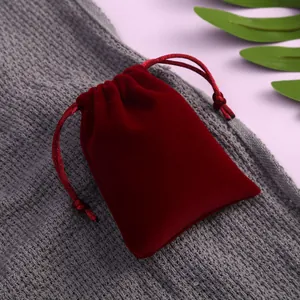 Detailansicht eines luxuriösen roten Samtbeutels mit Kordelzug für Schmuck