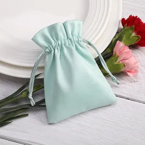 Elegante bolsa de terciopelo verde menta con cordón para joyas y pequeños regalos