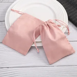 Elegante rosafarbene Schmuckbeutel aus Wildleder mit Kordelzug für feine Geschenke.