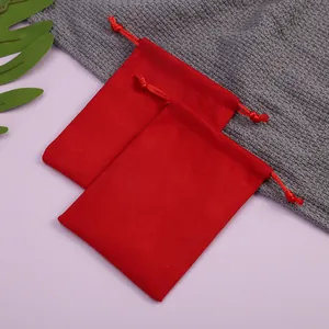 Vista detallada de alta calidad de bolsas de terciopelo rojo con cordón ajustable