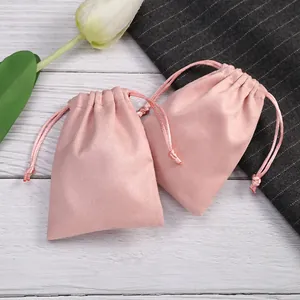 Detailansicht eleganter rosa Wildleder-Schmuckbeutel mit Kordelzug für Geschenke