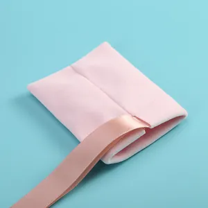 Détail d'une pochette à bijoux en velours rose doux avec cordon en ruban de satin