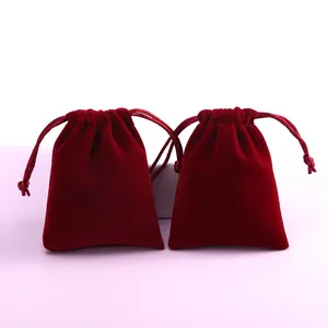 Nahaufnahme von zwei roten Samtbeuteln mit Kordelzug für Schmuckverpackungen und Geschenke.