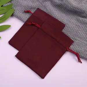Vista detallada de bolsas de terciopelo burdeos con cordón para joyas y regalos únicos