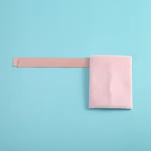Vue détaillée d'une pochette à bijoux en velours rose avec un ruban de soie élégant
