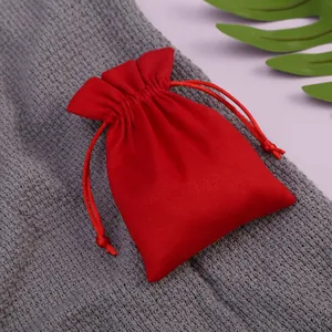 Vista detallada de una bolsa de terciopelo rojo con cordón para joyas y empaques