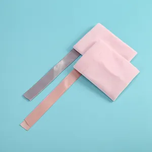 Vue détaillée de pochettes à bijoux en velours rose avec rubans en soie gris et or rose.