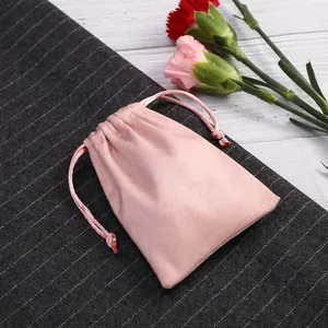 Nahaufnahme des rosa Wildleder-Beutels mit Kordelzug für weiche Schmuckverpackung