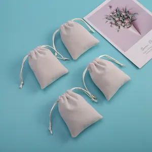 Vista detallada de cuatro bolsas de terciopelo suave con cordón para guardar joyería