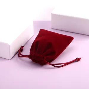 Hochwertiger roter Samtbeutel mit Kordelzug für Schmuckverpackungen Detailansicht