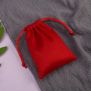 Vista detallada de una bolsa de terciopelo rojo con cordón para joyas y regalos.
