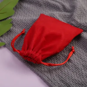 Vista detallada de una bolsa de terciopelo rojo con cordón para joyas y regalos