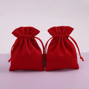 Vista detallada de dos bolsas de terciopelo rojo con cordón para joyas y pequeños regalos