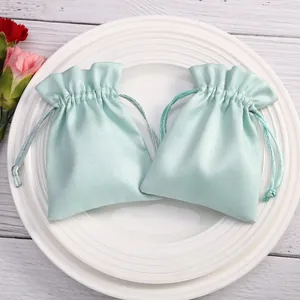 Vista detallada de la textura suave de las bolsas de terciopelo verde menta para joyas