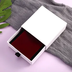 Elegante weiße Schiebe-Geschenkbox mit einem luxuriösen dunkelroten Samtbeutel