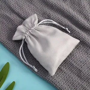 Bolsa de terciopelo gris claro con cordón para guardar joyas y embalajes de regalo