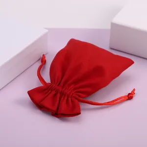 Primer plano de una bolsa de terciopelo rojo de alta calidad con cordón y textura suave